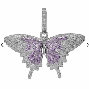 Fjäril Pendant 🦋💎 - 18k Guldpläterad med	Flawless VVS Simulated Diamonds, inte äkta diamanter men är riktigt snygg och är väldigt bra kvalite på den 💧 GRATIS FRAKT 📦 