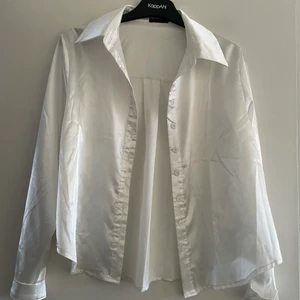 Skjorta från Pretty Little Thing  - Skjorta från pretty little thing i storlek 32