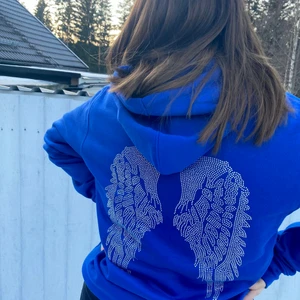 Huvtröjor med strass ÄNGLAVAKT UF - Dessa snygga huvtröjor i unisexmodell finns nu att beställa på instagram @_anglavaktuf. Vi tar emot förbeställningar till och med fredag (11 februari). Finns i storlekarna XS-XXXL🤍 10% av vinsten går till Cancerfonden❤️‍🩹