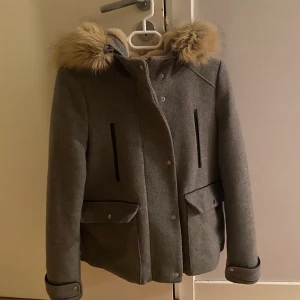 Kappa - Grå jättefin kappa, storlek S. Säljer för 400 kr