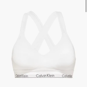 Calvin Klein - Säljer min en vita Calvin Klein topp i storlek S som jag fick i julklapp som tyvärr ej passar… Är därför helt oanvänd. Ordinarie pris 499                                                  Köp sker via Swish och köparen står för frakten!