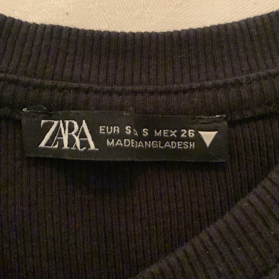 Svart kortärmad tröja med volangärmar! - 91