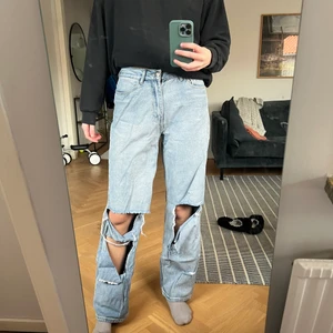 Boohoo jeans  - Säljer mina jättefina jeans från boohoo! De är i storleken 36 men skulle säga att de är ganska stora i storleken. Jag är 179 och brukar ha 38. De är i fint skick och sparsamt använda💕