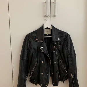 Selected Femme jacka i strl 34 - Säljer denna jacka, haft den i 2år, passar bra som 34-36, bra skick, köptes för 3000kr.