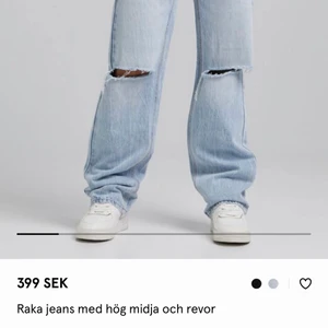 Bershka jeans 90s - Fina byxsor som är 90s stil! Använt Max 4 gånger och på bilderna som jag har använt är de nytvättade, jag är 1,75 och byxsorna är perfeckt långa 