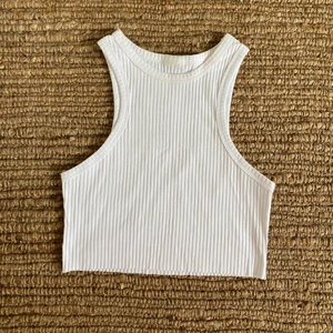 Vit magtröja från H&M  - Vit, räfflad magtröja från H&M. Vet inte säkert storleken men skulle gissa på XS/S. Köparen står för frakten. 🤍🪴🥰