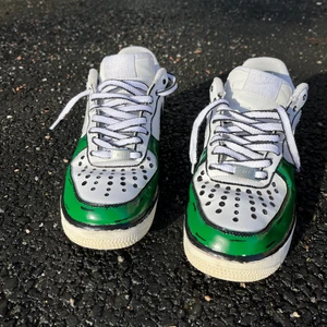 Nike air force 1 cartoon - Säljer mina egen designade Nike Air Force 1 cartoon. Fint skick på skorna i storlek 40.5. Målade med riktig läderfärg från angulus och dessutom insmörjda med finisher.