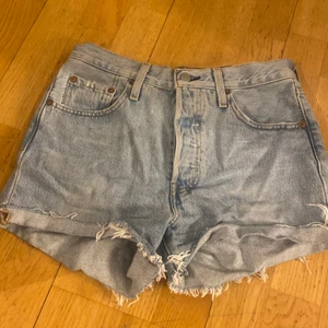Levi’s jeansshorts - Säljer dessa jeansshorts från Levis då de tyvärr är för stora på mig. Färgen blir inte rättvis på kameran och de är mer ”blå” i verkligheten. Knappt använda. Storlek W25. Säljes för 200kr. Fraktkostnad tillkommer. 