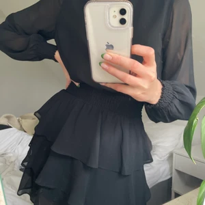 Svart Klänning - Svart klänning med volang från GinaTricot 🦋🦋  Storlek XS/S! Endast använd en gång⚡️⚡️