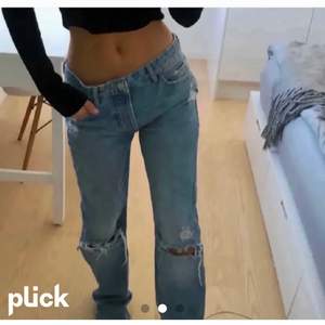 Säljer mina supersnygga och slutsålda jeans från zara💙💙jeansen är oanvända och prislappen sitter kvar som man ser på sista bilden💙💙(första bilden är lånad)💙💙skriv privat för fler bilder eller frågor💙💙BUDA💙💙köparen står för frakt💙💙köp direkt för 450💙💙