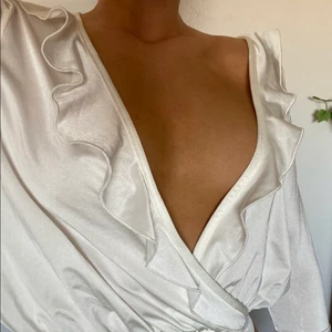 Tajt body - På bilden har jag inte stängt bodyn helt så den ser lösare ut än hur den faktiskt sitter. Den är defenetivt åt det tajtare hållet av XS. Köpte två liknande och bestämde mig därmed för att denna får säljas istället 💖