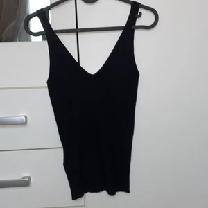 Stickar/ Ribbat linne/topp från Mango  - Ett svart linne/topp från Mango som är stickat/ribbadt. Den har aldrig kommit till användning! Har inte ens tvättat den någon gång  eftersom jag aldrig har använt den✨ 