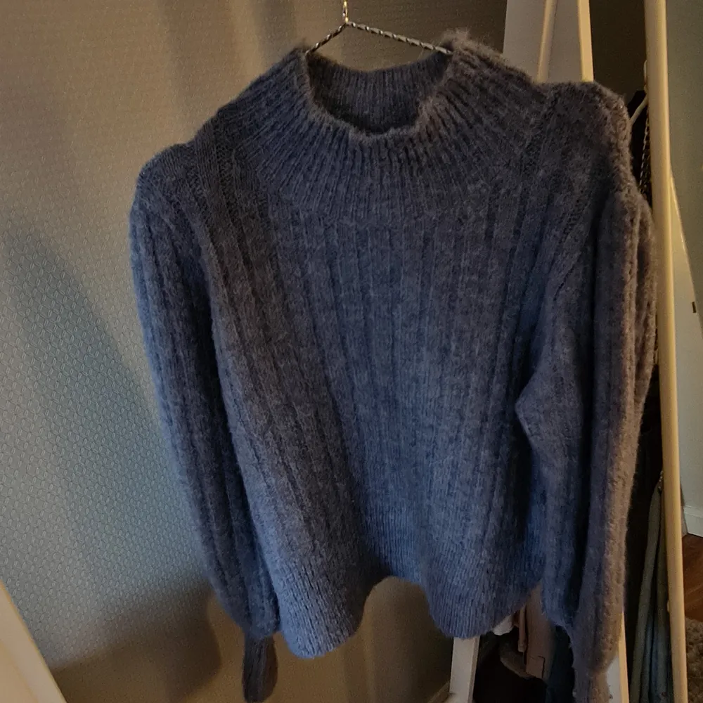 Köpte denna fina stickade tröjan för 1 år sedan från Object,  den är sparsamt använd och har en jättefin blå färg. Den har lite puffigare ärmar och en medelhög krage. Den sticks inte alls och har inga defekter och passar perfekt nu till höst3n/vintern💙 (nypris 499). . Stickat.