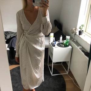 Prickig klänning HM - Sååå fin prickig långklänning från HM!!