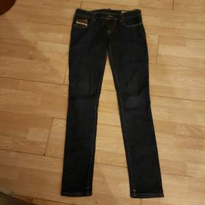 Mörkblå Diesel jeans storlek 30/34. Dom är använda en endaste gång. Kostade nästan 1900kr... Eventuellt tillkommer frakt.