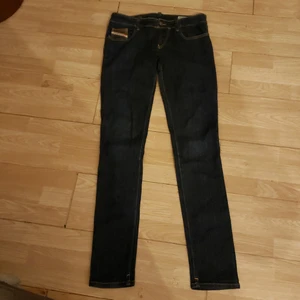 Diesel Gupee super Slim Skinny jeans - Mörkblå Diesel jeans storlek 30/34. Dom är använda en endaste gång. Kostade nästan 1900kr... Eventuellt tillkommer frakt.