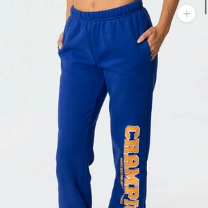 edikted blå mjukisbyxor  - Heej! Säljer mina skitsnygga blåa mjukisbyxor från edikted. Älskar de här byxorna men har beställt en större storlek så de är endast använda två gånger. Jättebra skick, inga fläckar, hål eller annat. Jättevarma och i bra kvalite, sitter även snyggt på. I storlek L men skulle säga att de är mer en M. Orginalpris är 499, säljer för 200kr +frakt. Hör av er vid frågor eller om ni vill ha fler bilder. (bilderna är lånade)