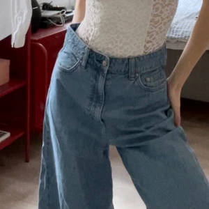 Jeans - Jeans som tyvärr är för stora för mig, men otroligt bekväma och har fin färgskiftning vid slutet av benet