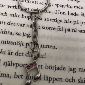 Nyckelring  - En fin nyckelring i motivet musik tecken, jag tycker att den blir extra gullig för att den har några söta rosa fake diamanter på ❤️