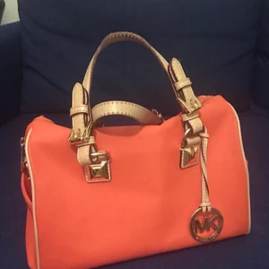 Michael Kors Väska - Michael Kors ”Grayson Bowling Bag” i superfin och himla cool sällsynt färg! Mellan storleken med flera fack och extra axelrem som går att koppla på, den har ett par år på nacken men i strålande skick då den knappt har använts eftersom den inte riktigt passar min stil trots allt :) 