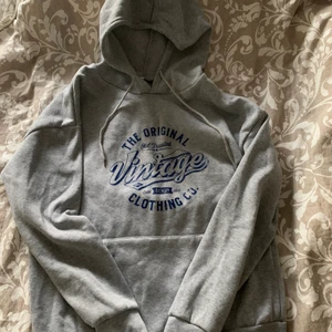 Hoodie med tryck - Aldrig använts, säljs då den var liten i bysten för mig