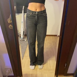 Svarta byxor från zara, straight leg - Jättepopulära byxor från zara. Jättefin passform, säljer för att jag inte använder längre. Använda fåtal gånger. Midwaist och straight leg