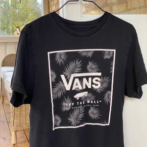 Vans ”Off the Wall” t-shirt - En vanlig svart t-shirt från märket Vans. Condition 7/10. Passar S-M. Köp nu!