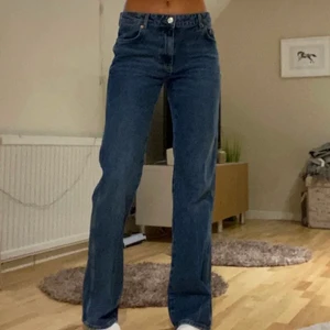 Zara midwaist jeans  - Helt nya mid waist jeans från Zara, mörkblå. Jag är 172 på bilderna🥰