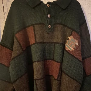 Stickad tröja - Vintage stickad tjocktröja med krage från 80-talen. Bra skick för åldern 