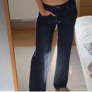 Nelly Baggy Jeans - Midwaist jeans ifrån Nelly. Bra skick. Köpta här på Plick för 200kr + frakt. Passade inte mig. (Lånade bilder)💙