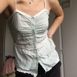 Blommig topp från indiska  - Jättesöt topp med mönster av små blåa blommor💕 Köpt från indiska för länge länge sen! Storlek S, lite mindre i storleken så passar XS bäst. En knapp e trasig som man ser på andra bilden men annars i bra skick💙💋
