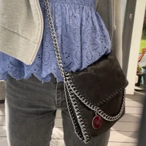 Stella McCartney väska - INTRESSEKOLL på min älskade STELLA MCCARTNEY liknande väska❤️❤️ Säljer den då den inte kommer till användning längre. Den rymmer väldigt mycket och har inga defekter så den är som helt ny!❤️ Kan tänka mig att byta den mot en liten zadig väska❤️ (Köp direkt för 600kr)