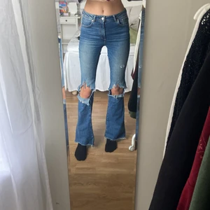 Jeans strl S - Bootcut jeans med hål från BikBok. Töjbart material. Mellan hög midja. OBS är 180 lång! 