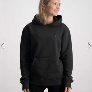 Detta är en hoodie ifrån Grunt det är en märkes hoodie och där prislappen sitter fortfarande kvar. Den är i bra skick eftersom aldrig blivit till användning, den väldigt oversized. ( obs har ett erbjudande på denna så den kostar 350 kr men detta gäller bara till den 31 oktober) 