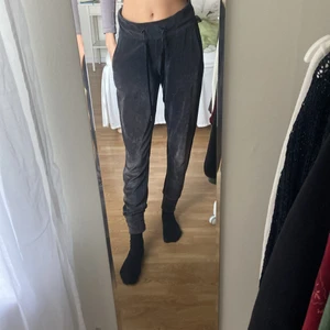 Puma byxor strl M - Mjukisbyxor från Puma x Kenza. Pösiga i passformen. Mjukt material. OBS är 180 lång!