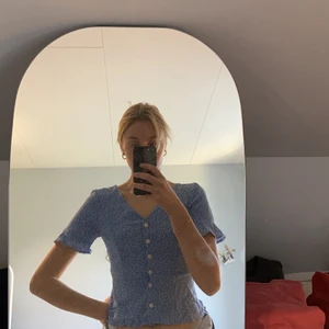 Prickig topp - Prickig topp från bershka - fint skick - strl. Xs - vit och himmelsblå
