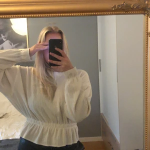 Zara tröja - Tröja från Zara med volang, använd 2 ggr köpt för 350kr, sömmen går nedanför axeln. Storlek M, funkar på S