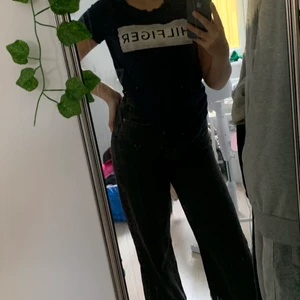 Tomy Hilfiger t-shirt strl S - Jätte fin, sitter jätte fint på. Kommer aldrig till användning 