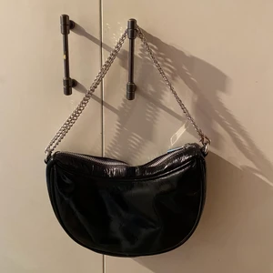Liten svart väska - Liten svart väska från Nunoo. Jag har aldrig använt den så den är i fint skick. Kan mötas i Stockholm eller skicka. Frakt: 66kr spårbart 🖤