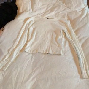 Kort vit topp med pärlor vid armarna - Från Zara. Bra skick och knappt använd