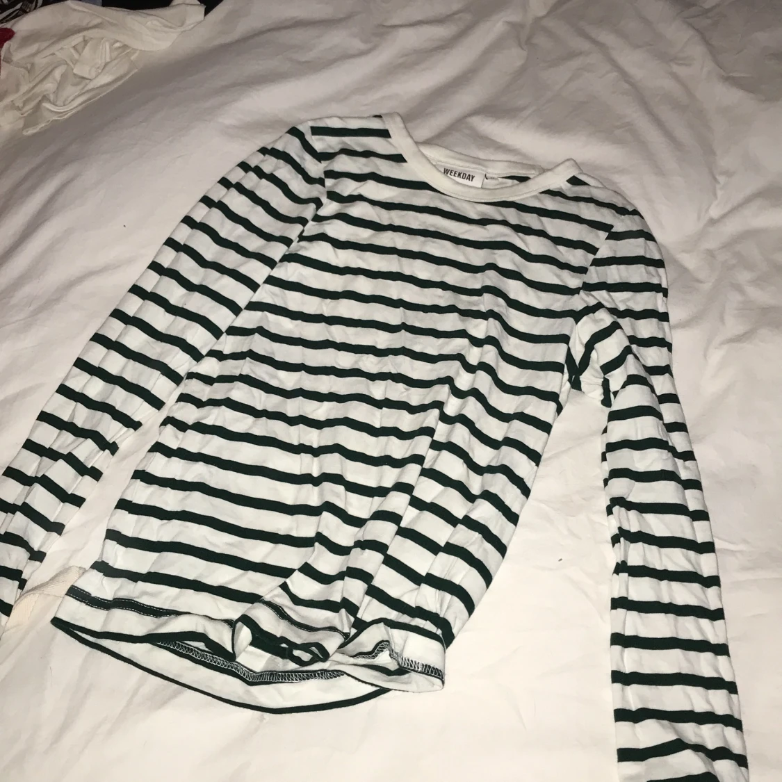 Randig tröja med mörkgröna streck