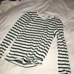 Randig tröja med mörkgröna streck - Grå Weekday , bra skick och använt fåtal gånger