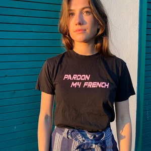 GANNI T-shirt “Pardon My French” - Sort GANNI T-shirt med skriften “Pardon My French” i pink. God samtale starter. Vintage Ganni