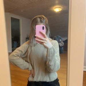 NA-KD tröja - Fin beige tröja från NA-KD med v-ringning baktill. Fint skick. Storlek XXS men passar mig som normalt är en xs-s. Köparen står för frakten💕