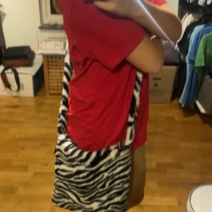 Zebra randig fluff väska - Säljer denna jätte fina pintrest väskan som jag knappt använt, inga märken eller hål. Den är rätt så stor och väldigt fin. Har för många väskor så jag måste tyvärr sälja.❤️