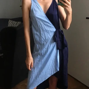 Omlottklänning - Cool omlottklänning köpt här på plick som tyvärr inte kommer till användning. Bilderna är lånade från förra säljaren. Möts upp i Göteborg eller fraktar mot betalning❤️