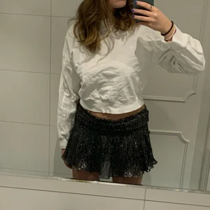 Sweatshirt  - Säljer en fin simpel vit sweatshirt i bra skick. Skriv privat vid fler frågor!💓