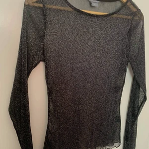 Glittrig mesh- tröja ifrån Lindex - Säljer min superfina glittriga mesh-tröja ifrån Lindex i storlek L (passar på en M också) ! Användes en gång på nyår 2019-2020 men då den är förstor för mig (Bild 3) så har den bara hängt i garderoben. Super skön och inte ett kliande material! Vid mer frågor/bilder kom privat🥰❤️
