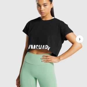 Gymshark tshirt - Croppad träningstshirt från gymshark i xs. Passar s med. Knappt använd och därför i nyskick. Köparen står för frakt🥰