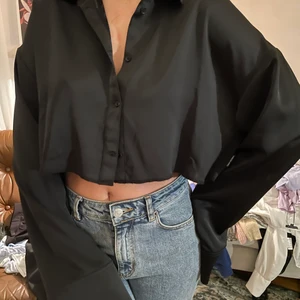 Kroppad siden skjorta  - Jätte fin kroppad skjorta med långa ärmar. 🌹🖤 Skriv för fler bilder!